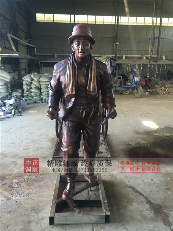 廣場拉車銅雕塑.jpg