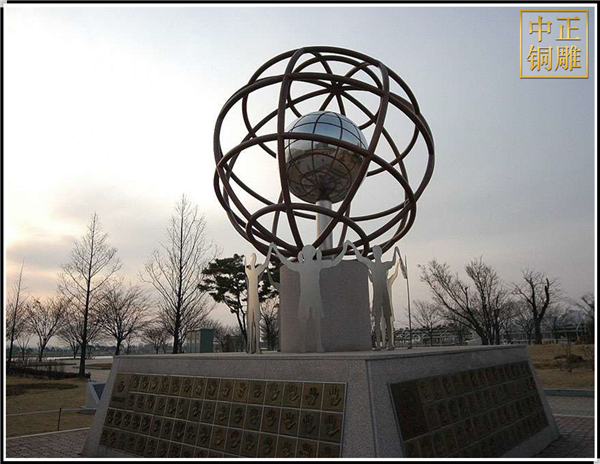 不銹鋼校園手拉手雕塑.jpg