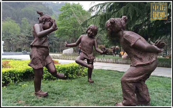 公園小孩踢毽子銅雕塑.jpg