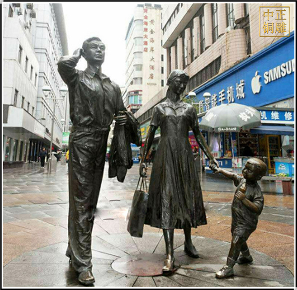 街頭逛街人物銅雕塑.jpg