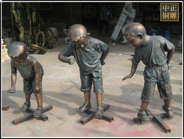 三個小孩公園雕塑.jpg