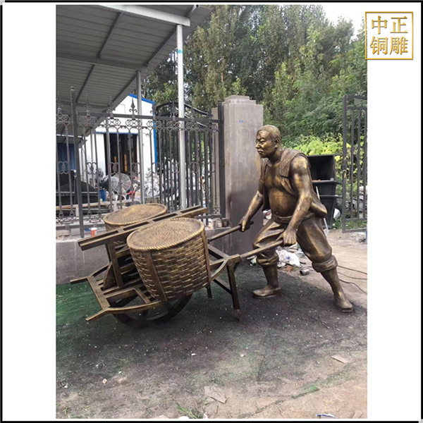 農(nóng)民推車人物雕塑.jpg