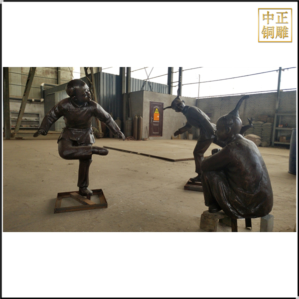 三個小孩踢毽子人物銅雕塑.jpg