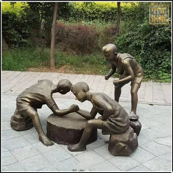 三個(gè)小男孩公園掰手腕銅雕塑.jpg