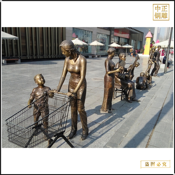 11商場(chǎng)門前母子逛超市人物雕塑.jpg